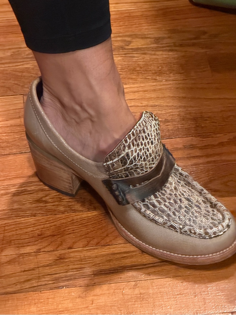 Freebird size 9 tan & alligator loafer